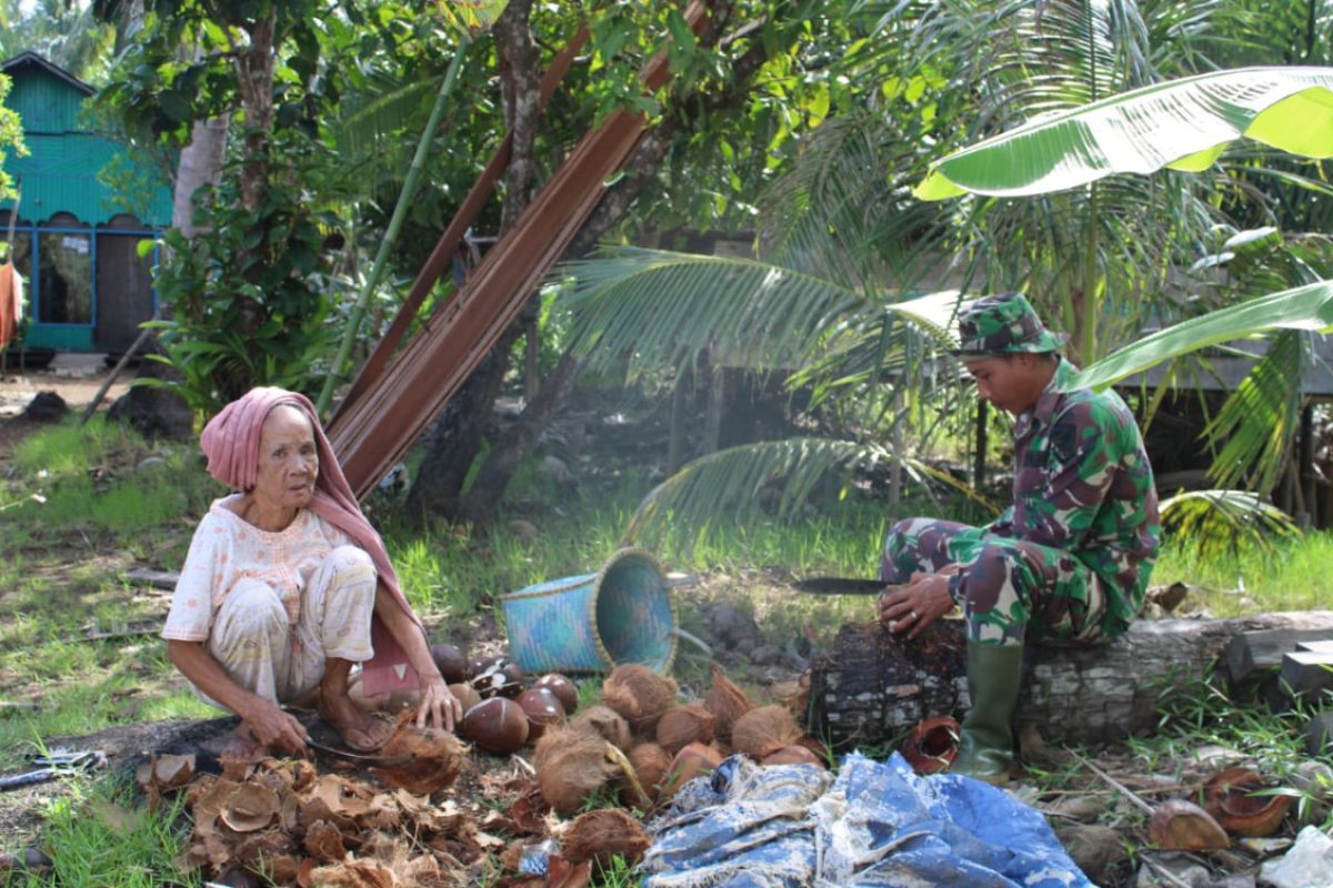Satgas TMMD bantu petani kopra kupas kelapa