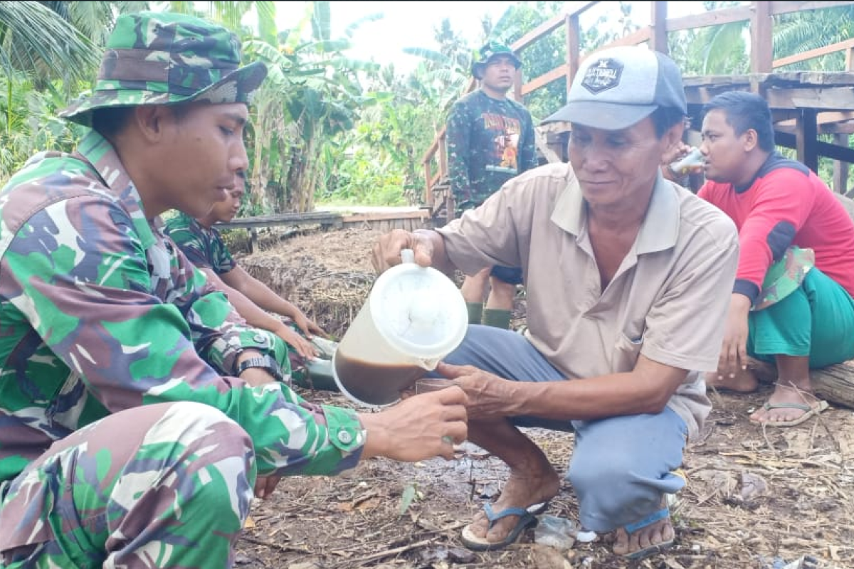 Warga suguhkan kopi kepada Satgas TMMD