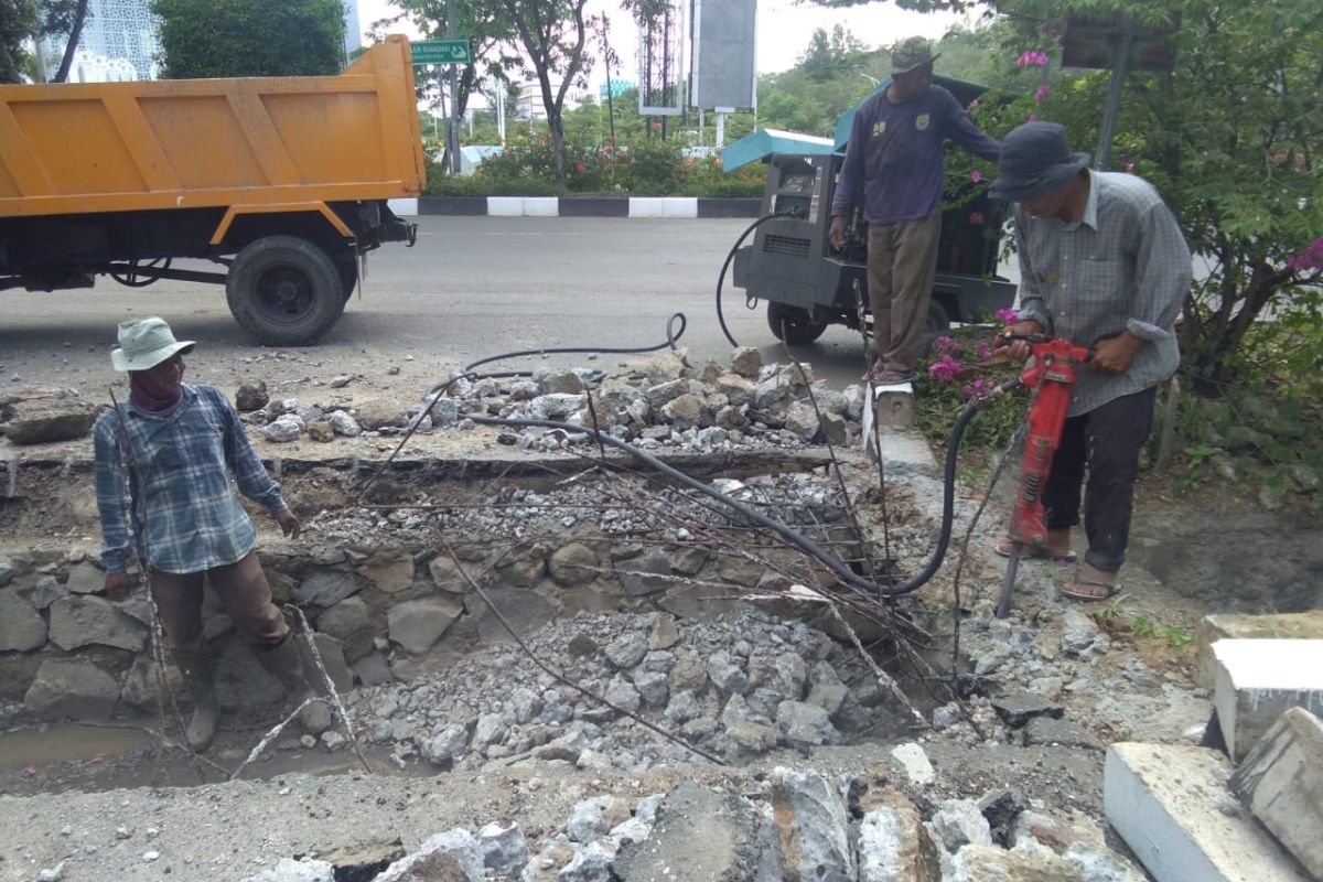 PUPR Banda Aceh perbaiki pelat beton jalan akibat truk terperosok