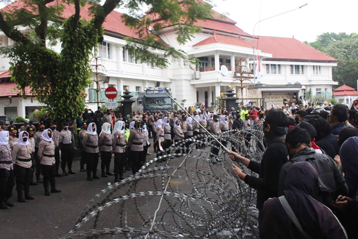 Ribuan buruh dan mahasiswa gelar aksi unjuk rasa tolak UU Cipta Karya di Kota Malang