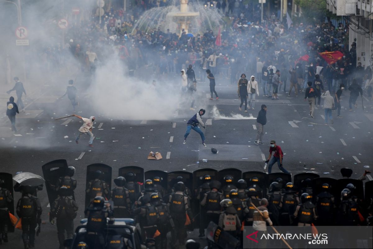 Polisi amankan 634 pelaku kerusuhan demo UU Cipta Kerja di Surabaya dan Malang