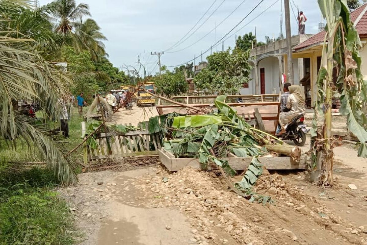 Warga blokir jalan di Aceh Utara, ini alasannya