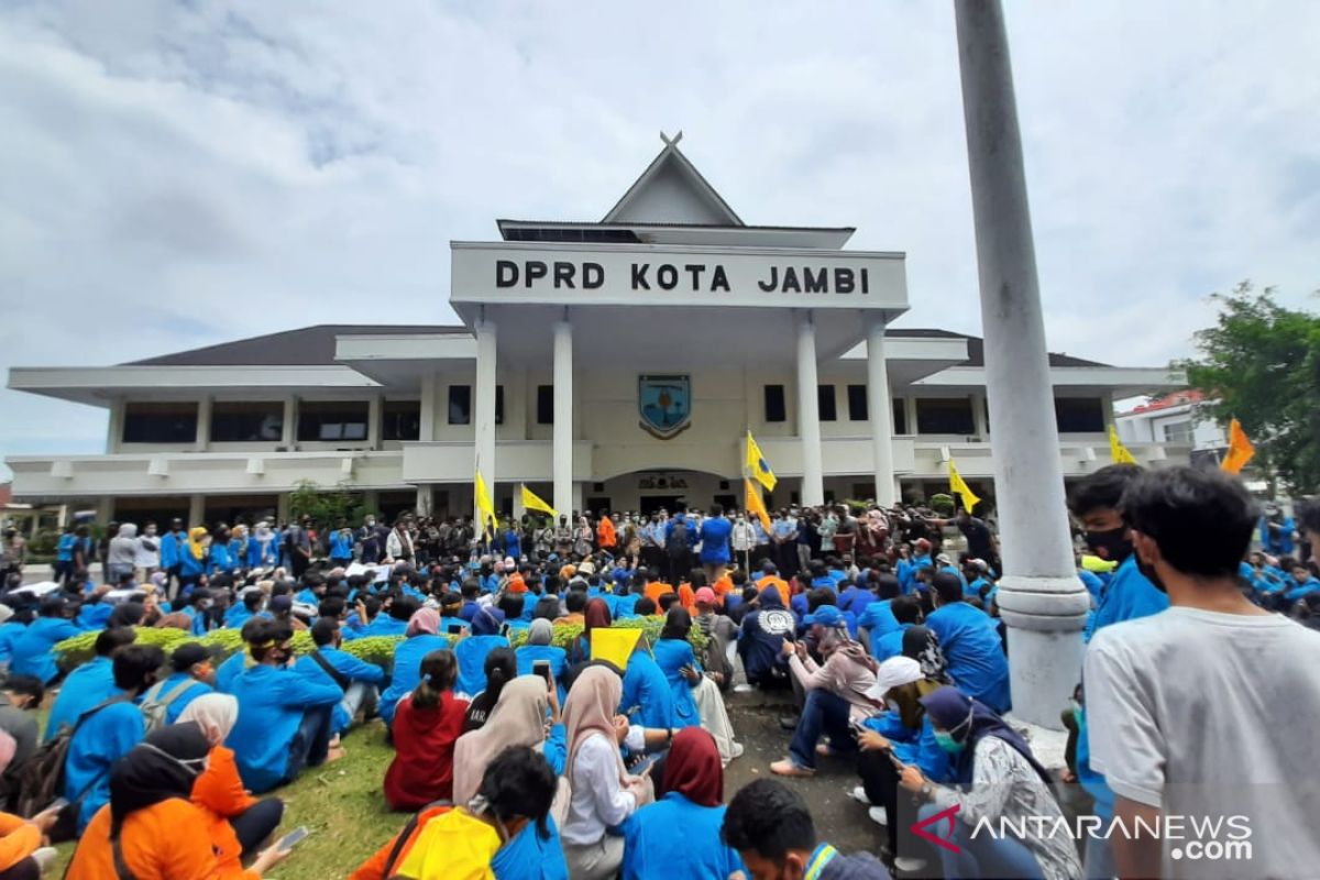 Akademisi: Masyarakat jangan terprovokasi, teliti dulu UU Cipta Kerja