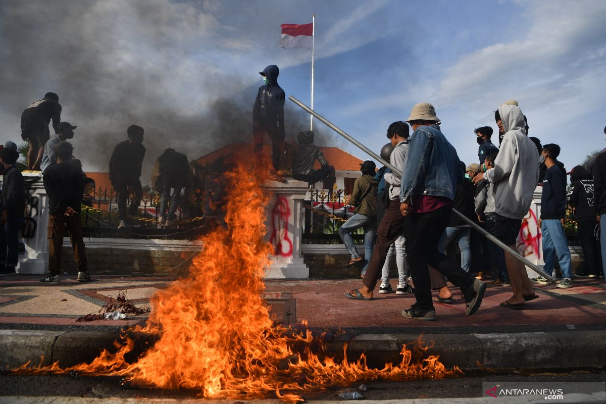 Sejumlah fasilitas publik dibakar massa saat demo di Surabaya