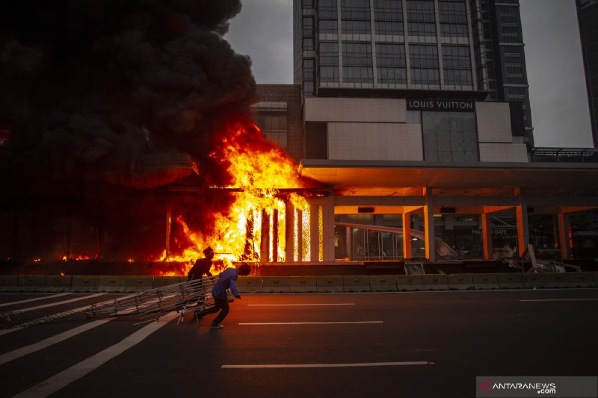 Kemarin, demo Ciptaker hingga gedung bioskop Senen dibakar massa