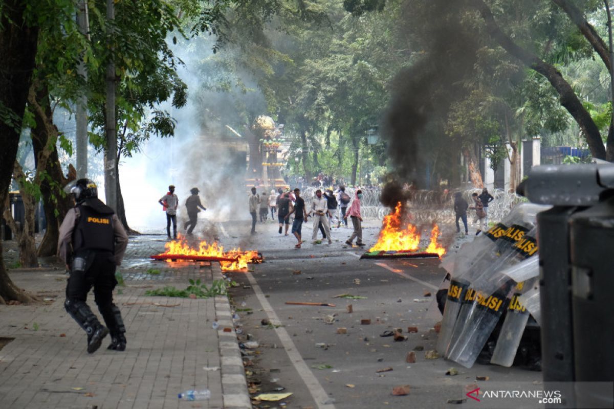 Menjaga anak tetap terlindungi saat unjuk rasa