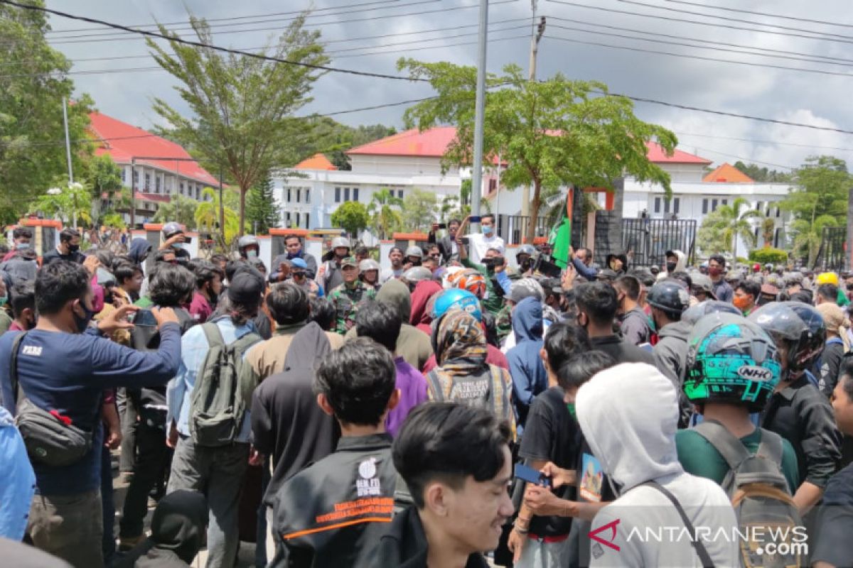 Aksi tolak UU Cipta Kerja di Kolaka ricuh