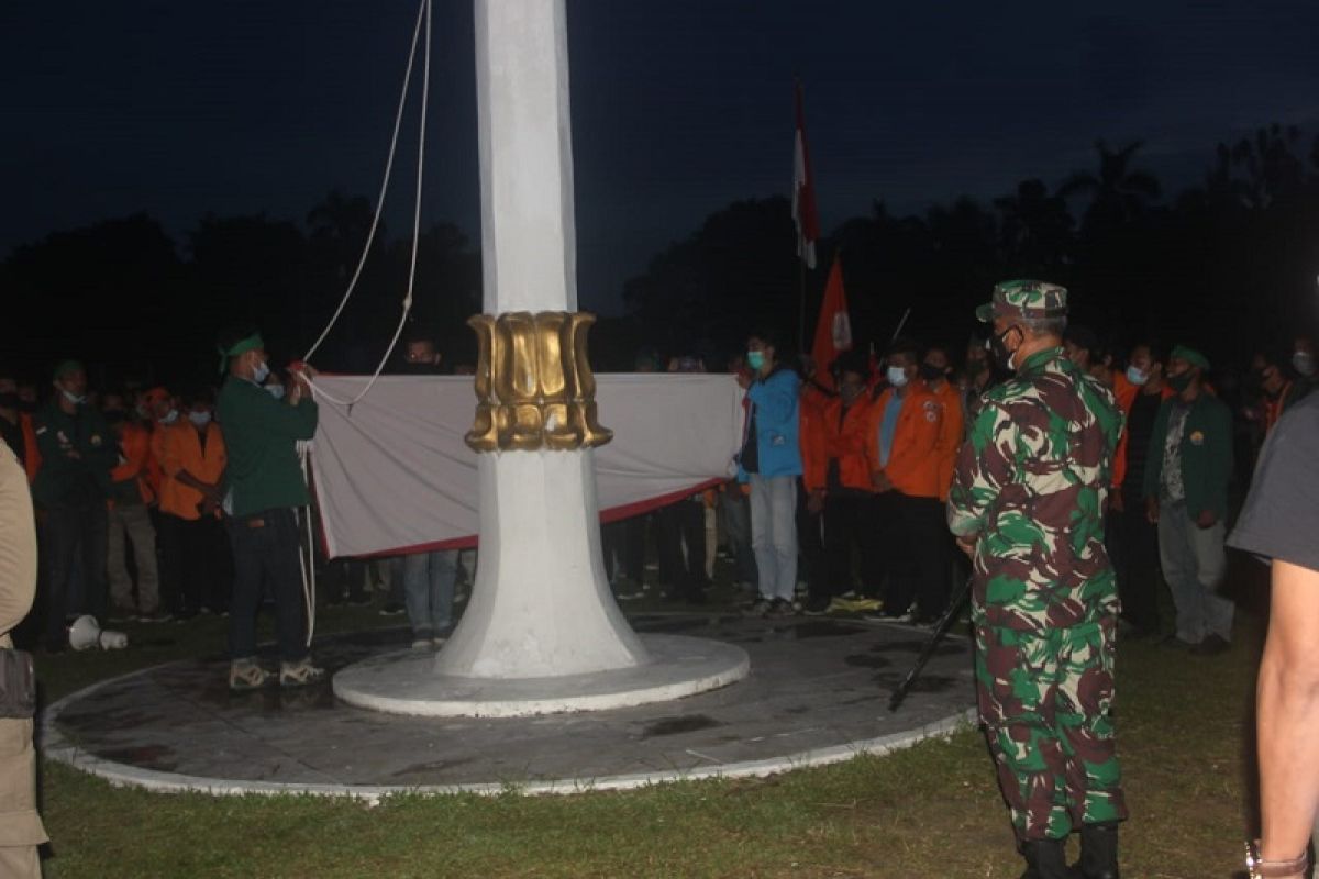 Mahasiswa demo di gedung DPRD Jambi jadi petugas penurunan bendera merah putih