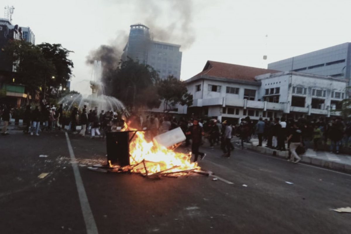 Sejumlah fasilitas publik dibakar massa saat demo di Surabaya