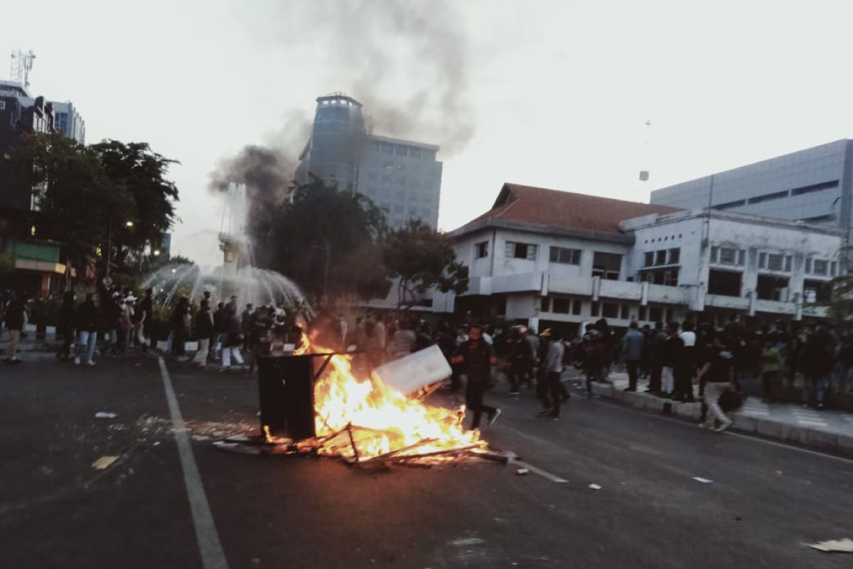 Sejumlah fasilitas publik dibakar massa saat demo UU Cipta Kerja di Surabaya