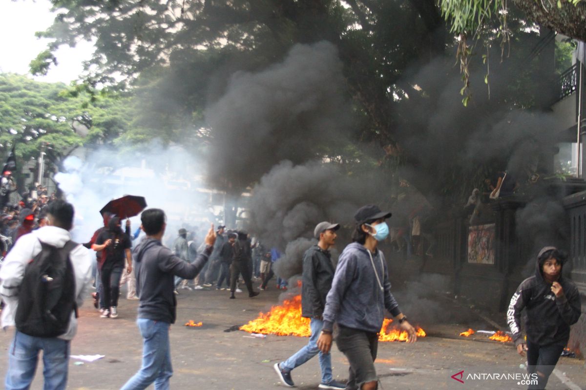 Unjuk rasa tolak UU Cipta Kerja di Malang ricuh, polisi tembakkan gas air mata
