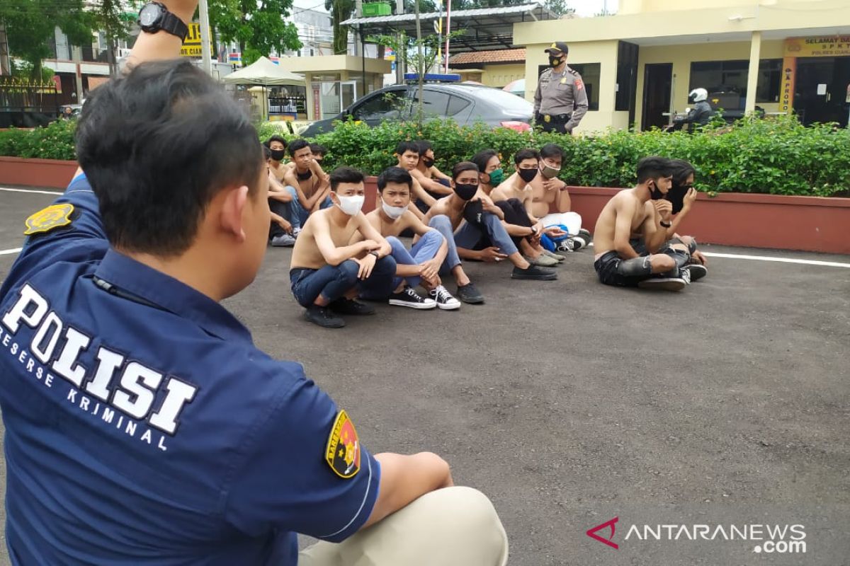 Ikut dalam aksi tolak UU Cipta Kerja, puluhan pelajar dan remaja berjaket hitam diamankan polisi Cianjur