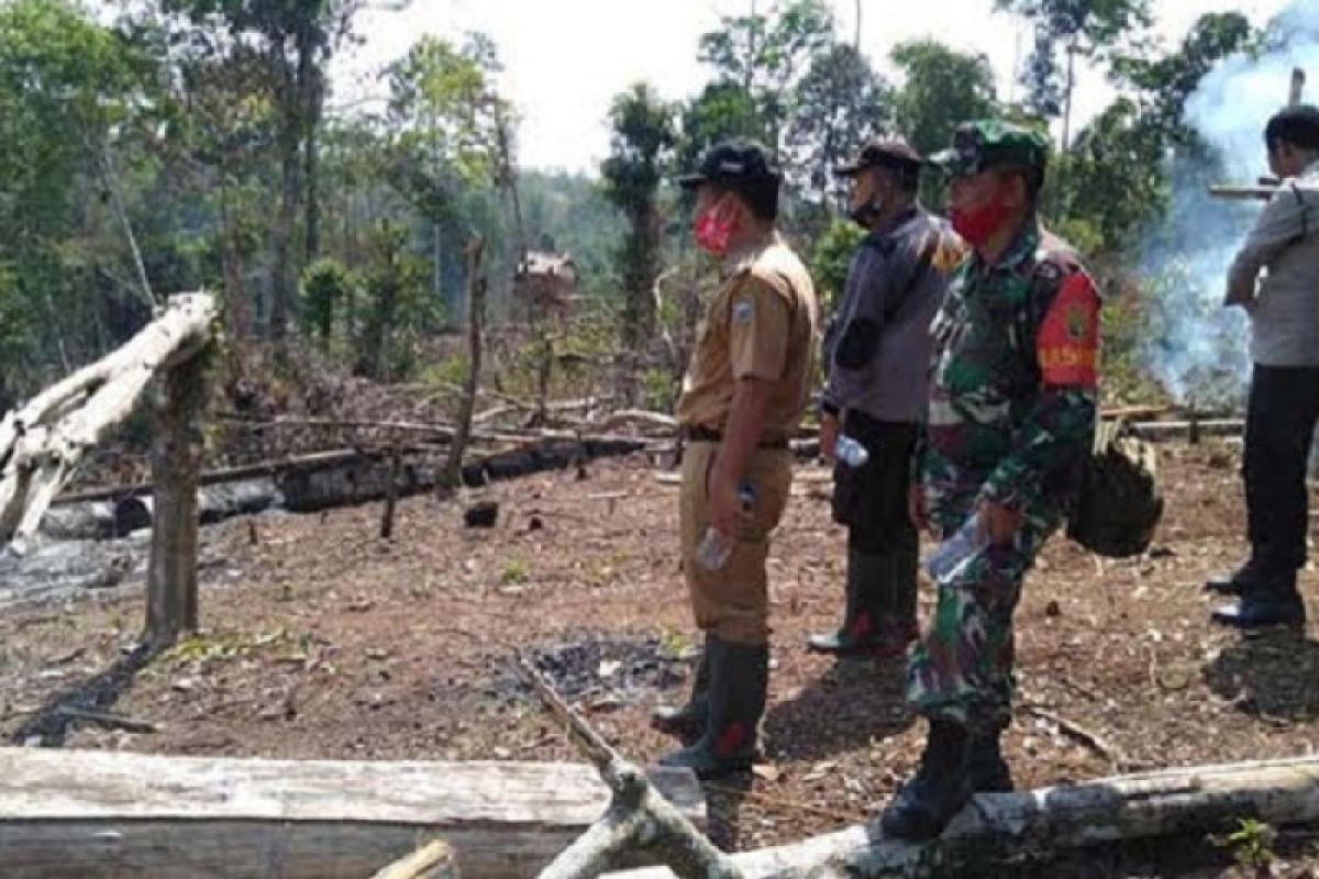 Polres OKU padamkan  dua titik api karhutla