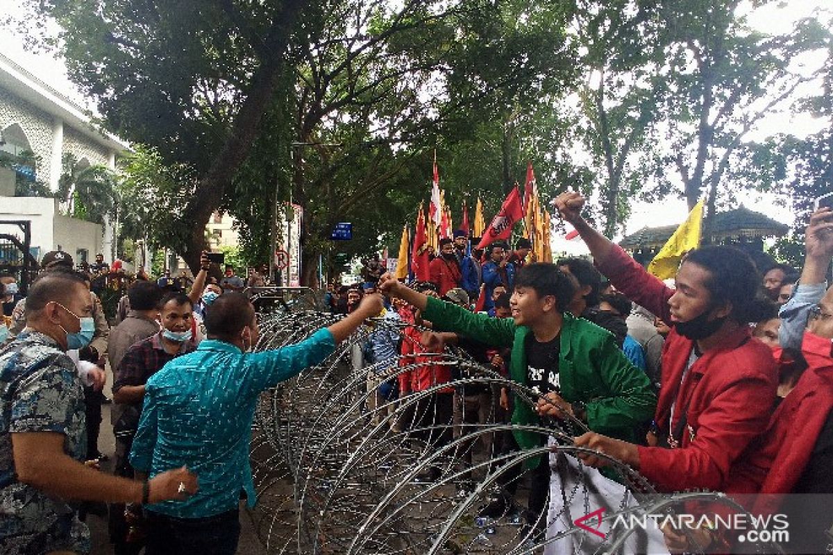 Hari kedua demo Omnibus Law di Medan berlangsung damai