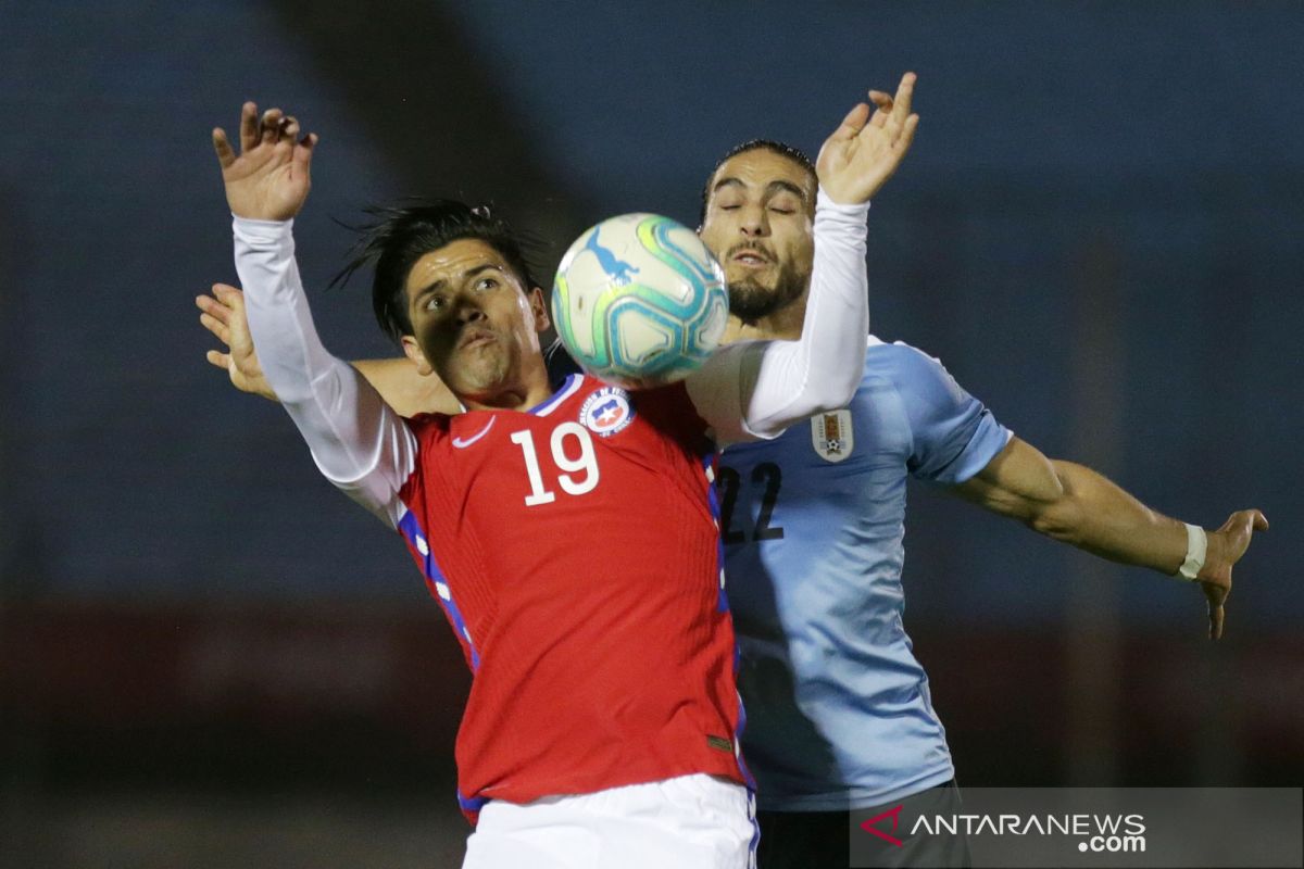 Uruguay mengawali penampilan di kualifikasi Piala Dunia dengan kemenangan 2-1 atas Chile