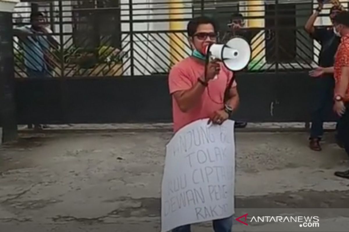 Mantan Ketua HMI aksi tunggal di Tanjungbalai tolak RUU Ciptaker