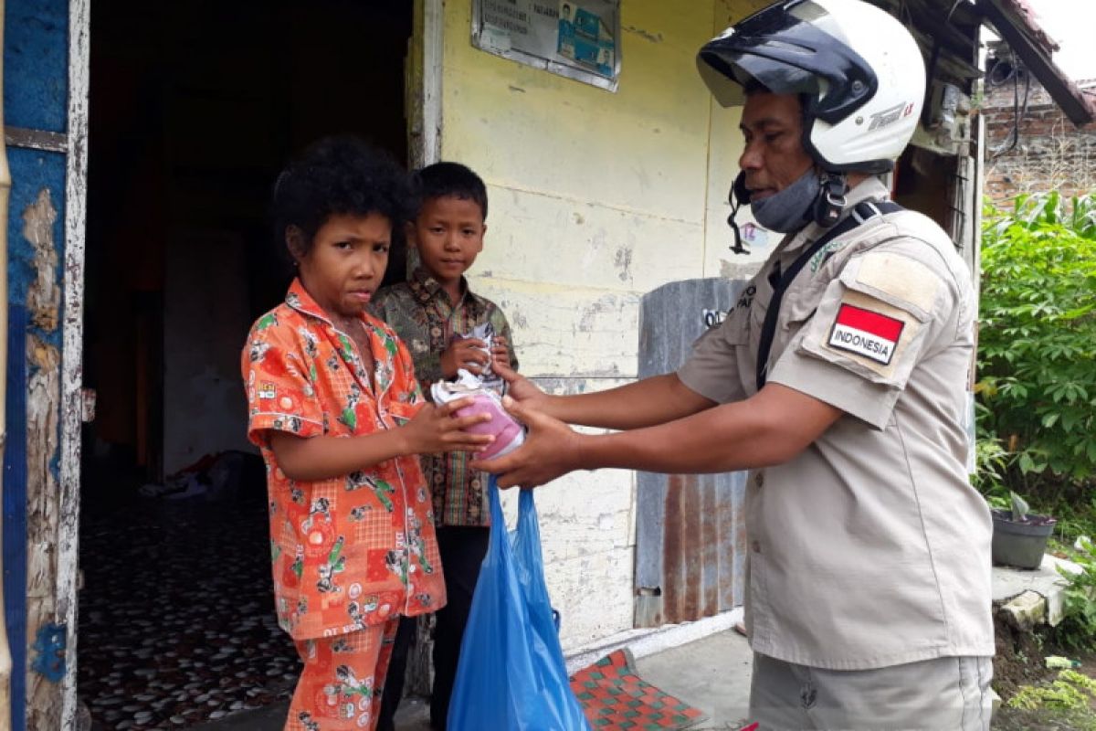 Puluhan warga ekonomi kurang mampu di Pariaman dapat bantuan setiap Jumat