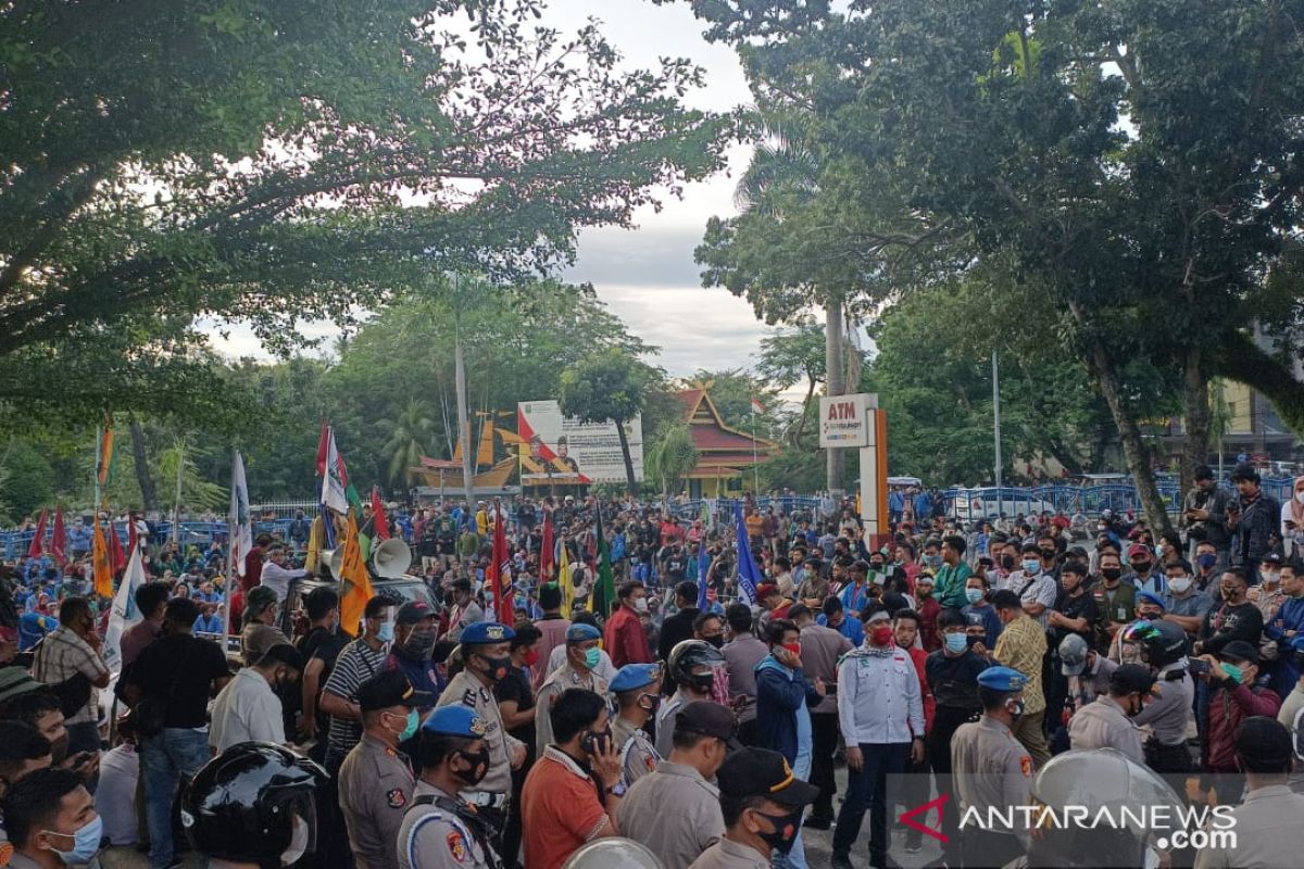 Demo tolak UU Ciptaker kondusif, Pimpinan DPRD Riau janji teruskan aspirasi demonstran