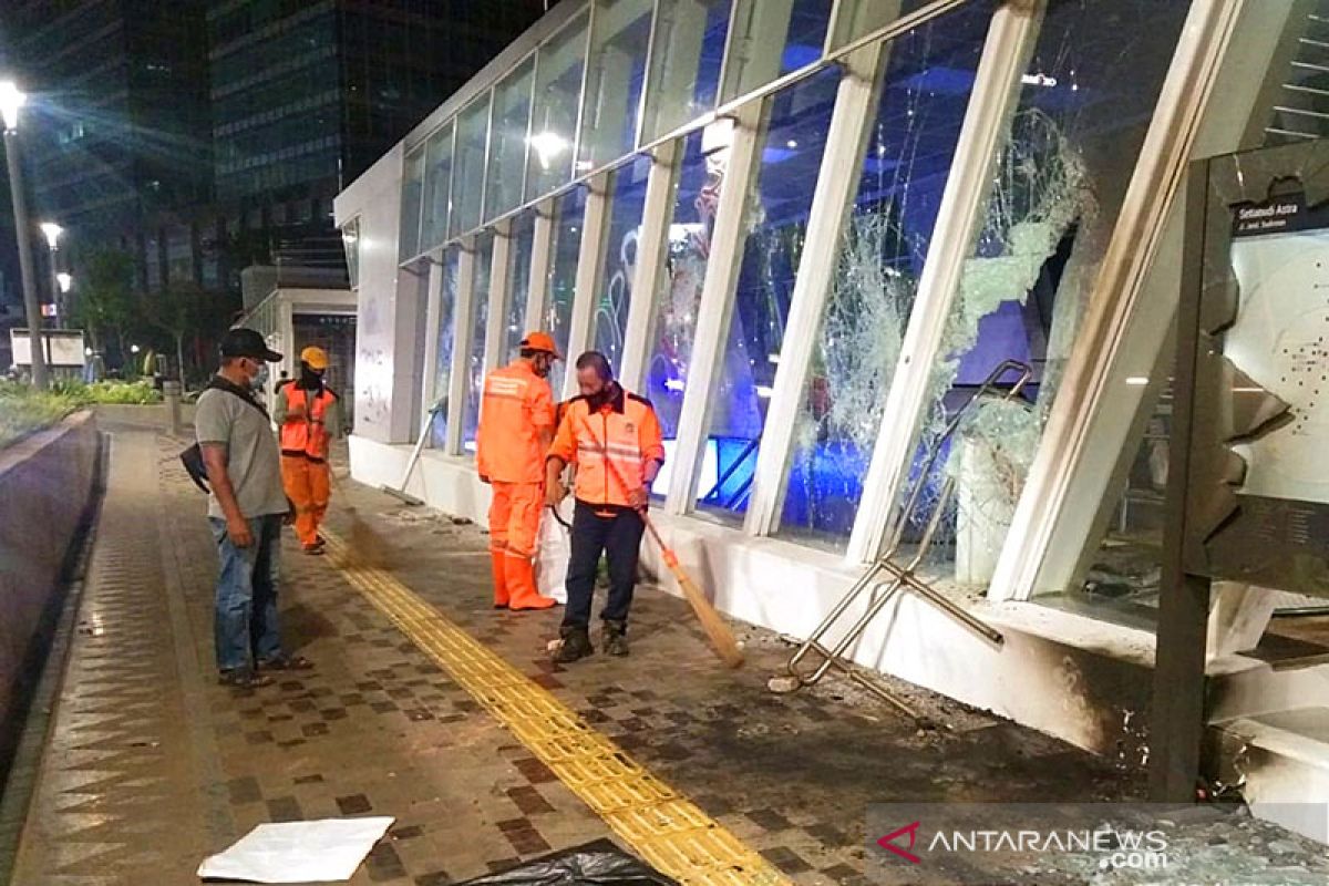 Kelurahan Karet kerahkan 40 PPSU bersihkan puing sisa aksi massa