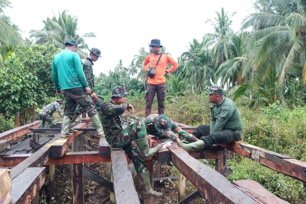 Hujan tak halangi semangat kerja anggota TMMD Kodim 1015/Spt