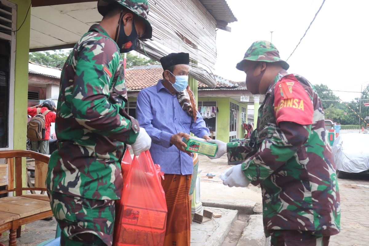 TMMD,  Kodim 0410/KBL bagikan masker kepada masyarakat