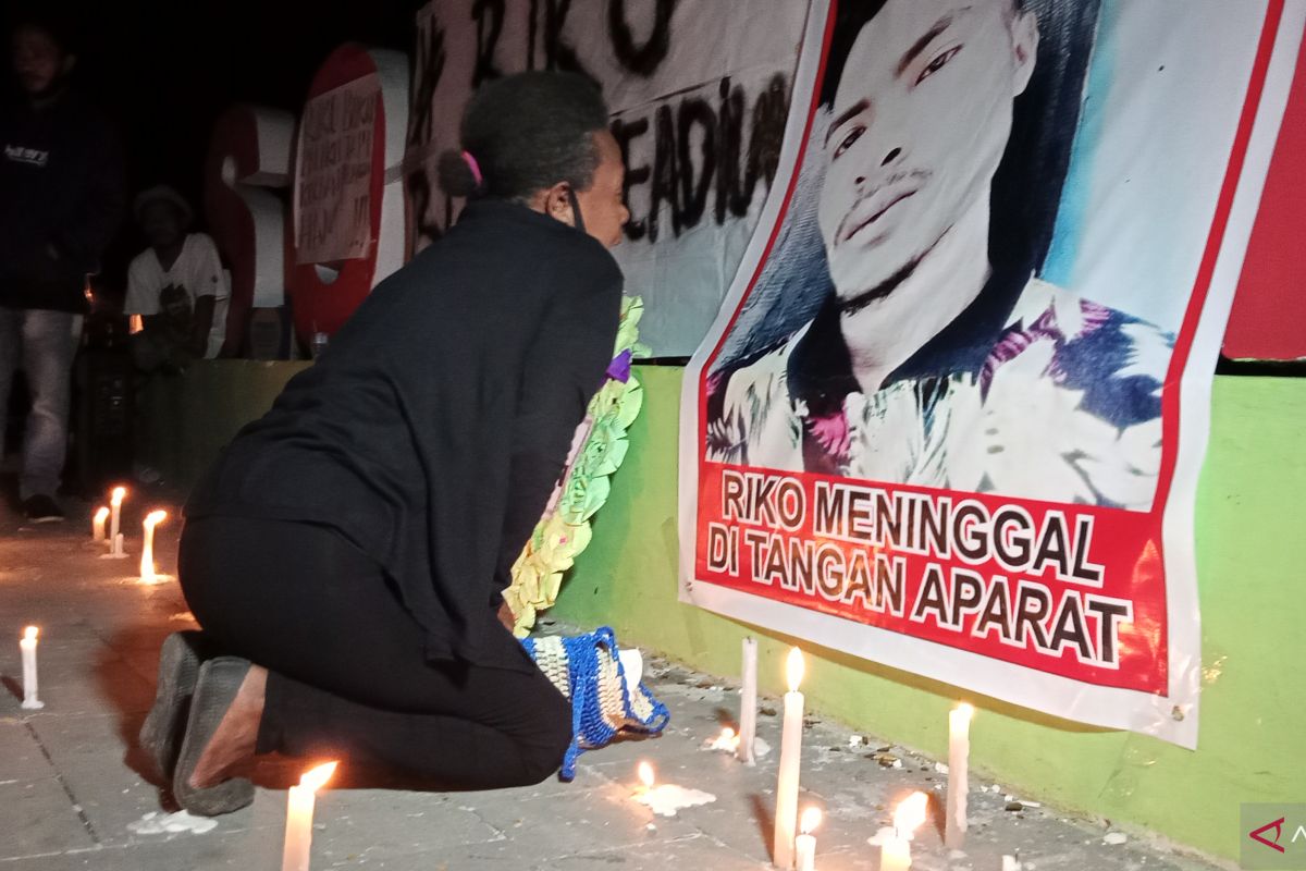 Aksi pembakaran lilin mengenang kematian Riko adik ipar Edo Kondologit