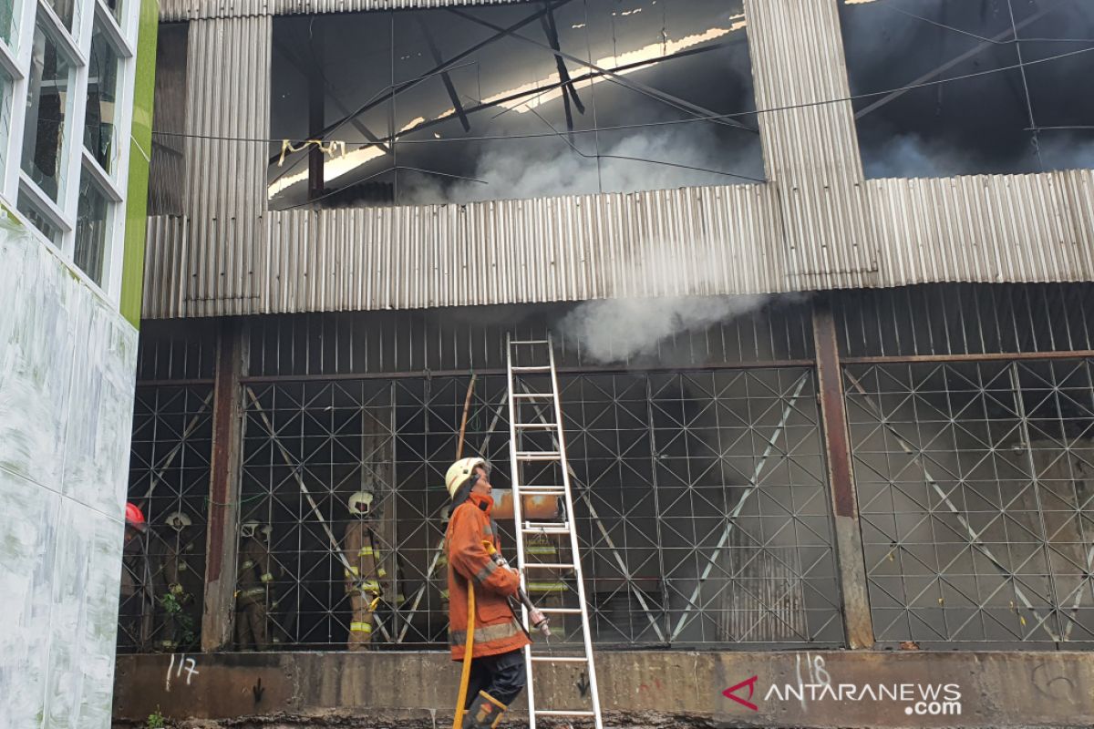 Empat ruko di Komplek Maya belakang Grand Theater Senen ikut terbakar