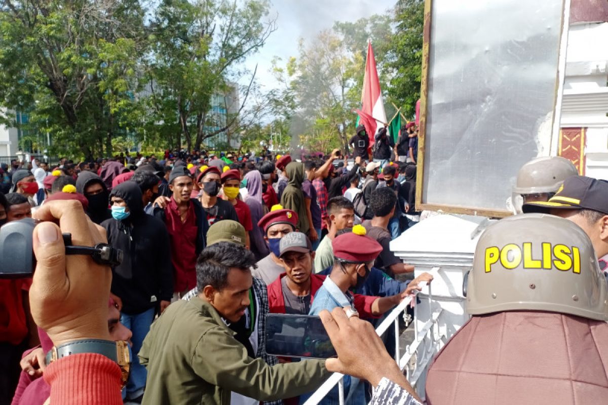 Polisi di Kupang alami luka ringan saat amankan unjuk rasa