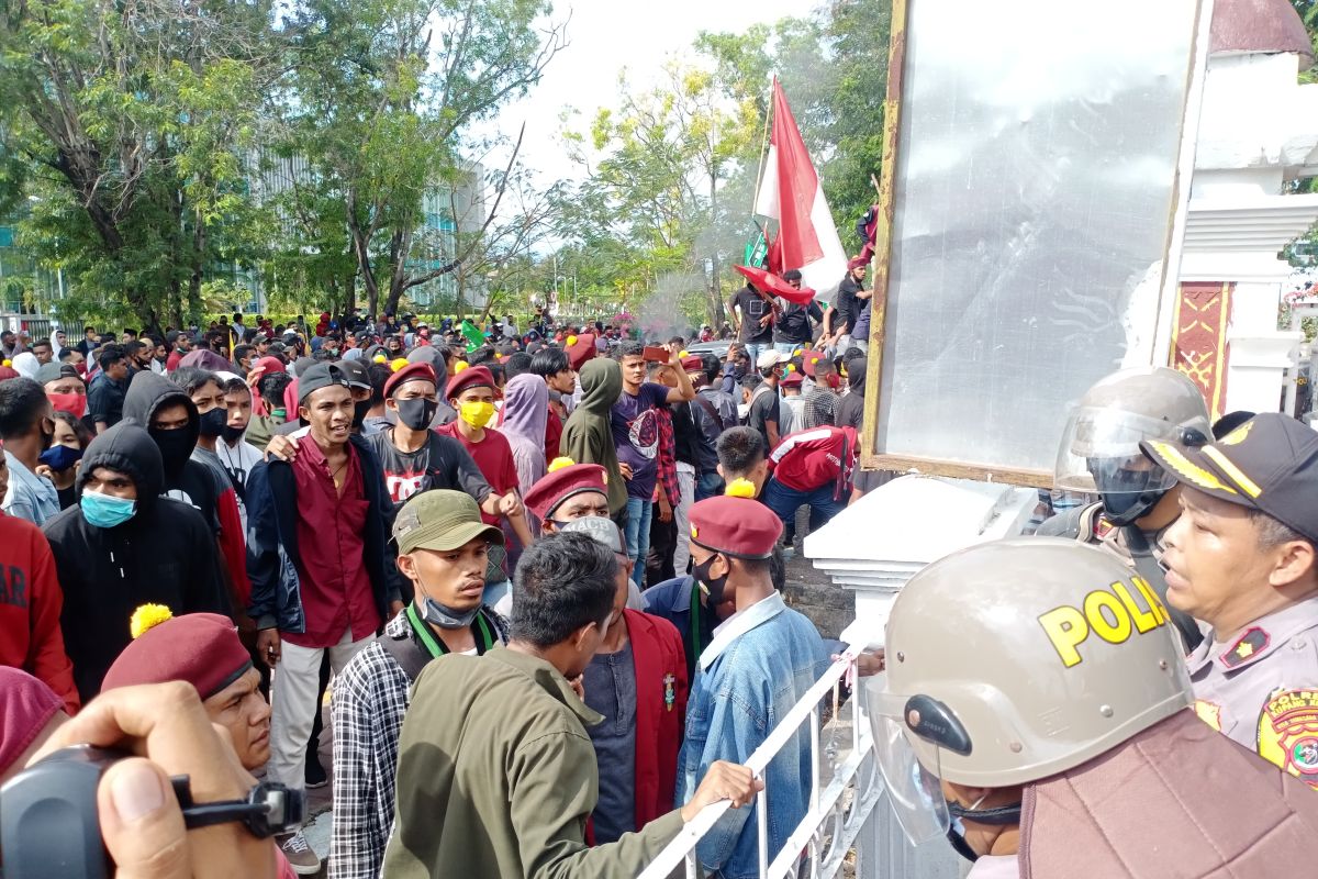 Polisi tahan tiga pelajar SMA  terlibat aksi unjuk rasa di Kupang