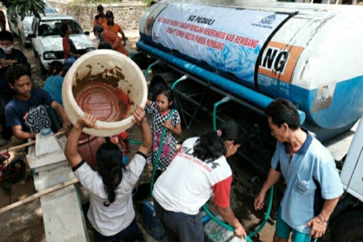Semen Gresik terjunkan 100 truk tangki air bantu warga Rembang terdampak kekeringan