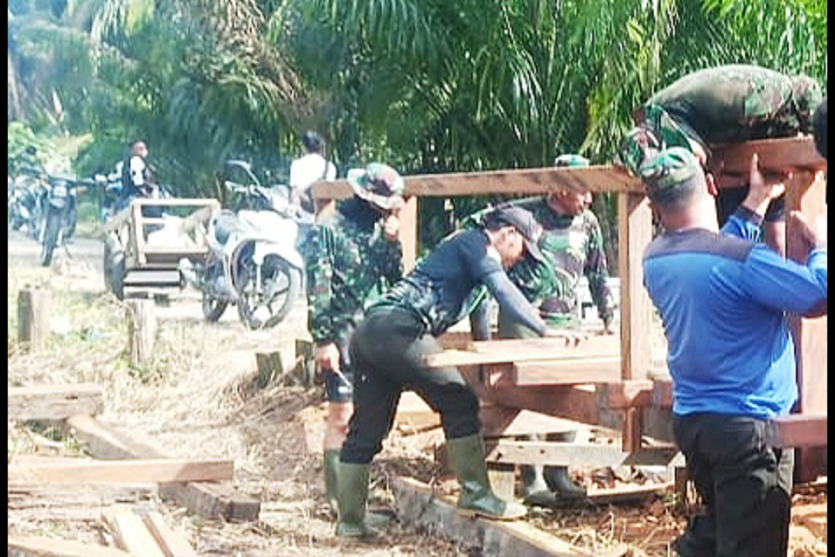 Gerobak tarik andalan Satgas TMMD untuk angkut material jembatan