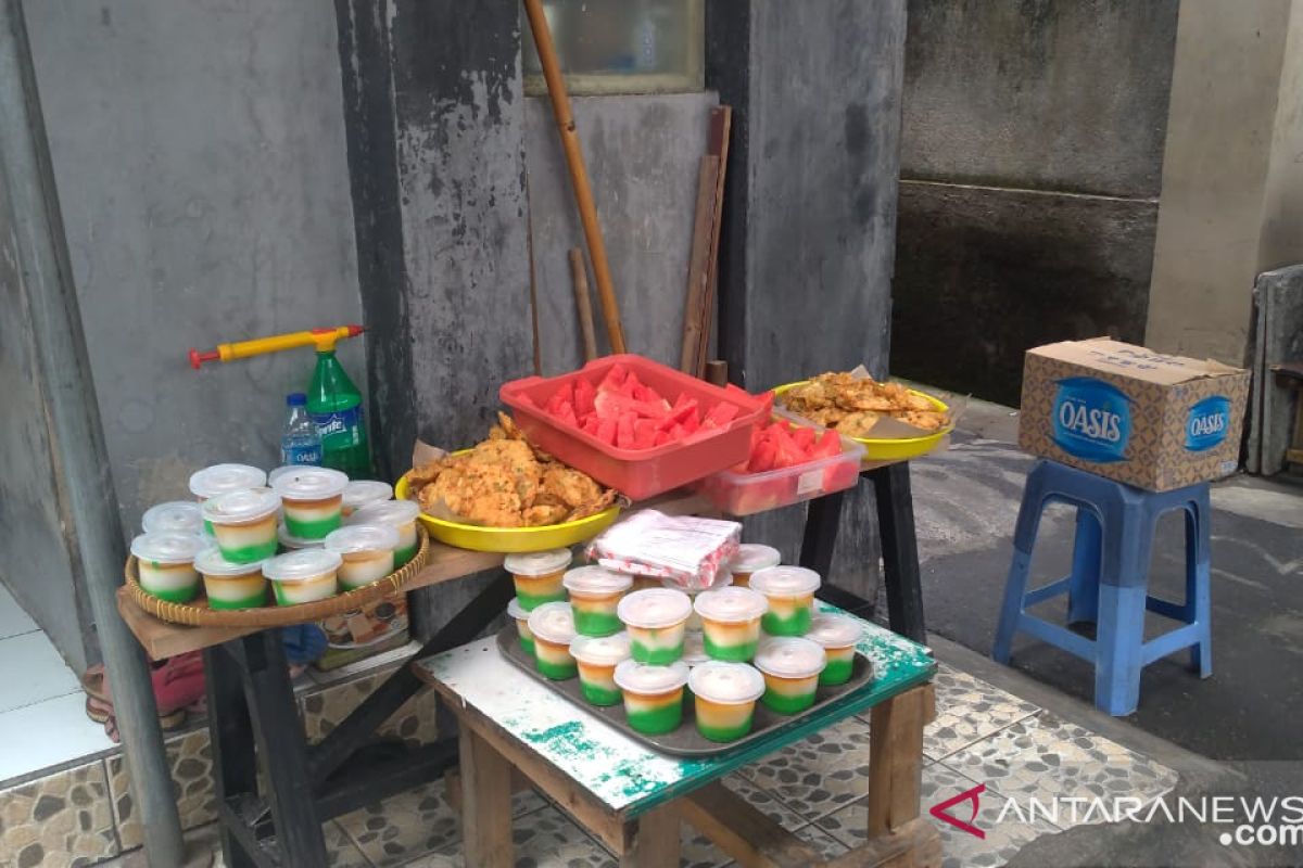 Warga Menteng Dalam bagi-bagi makanan gratis tradisi "Jumat Berkah"