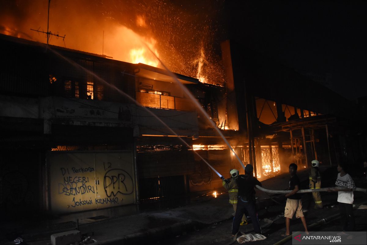 Rumah tinggal penduduk di Pisangan Lama terbakar