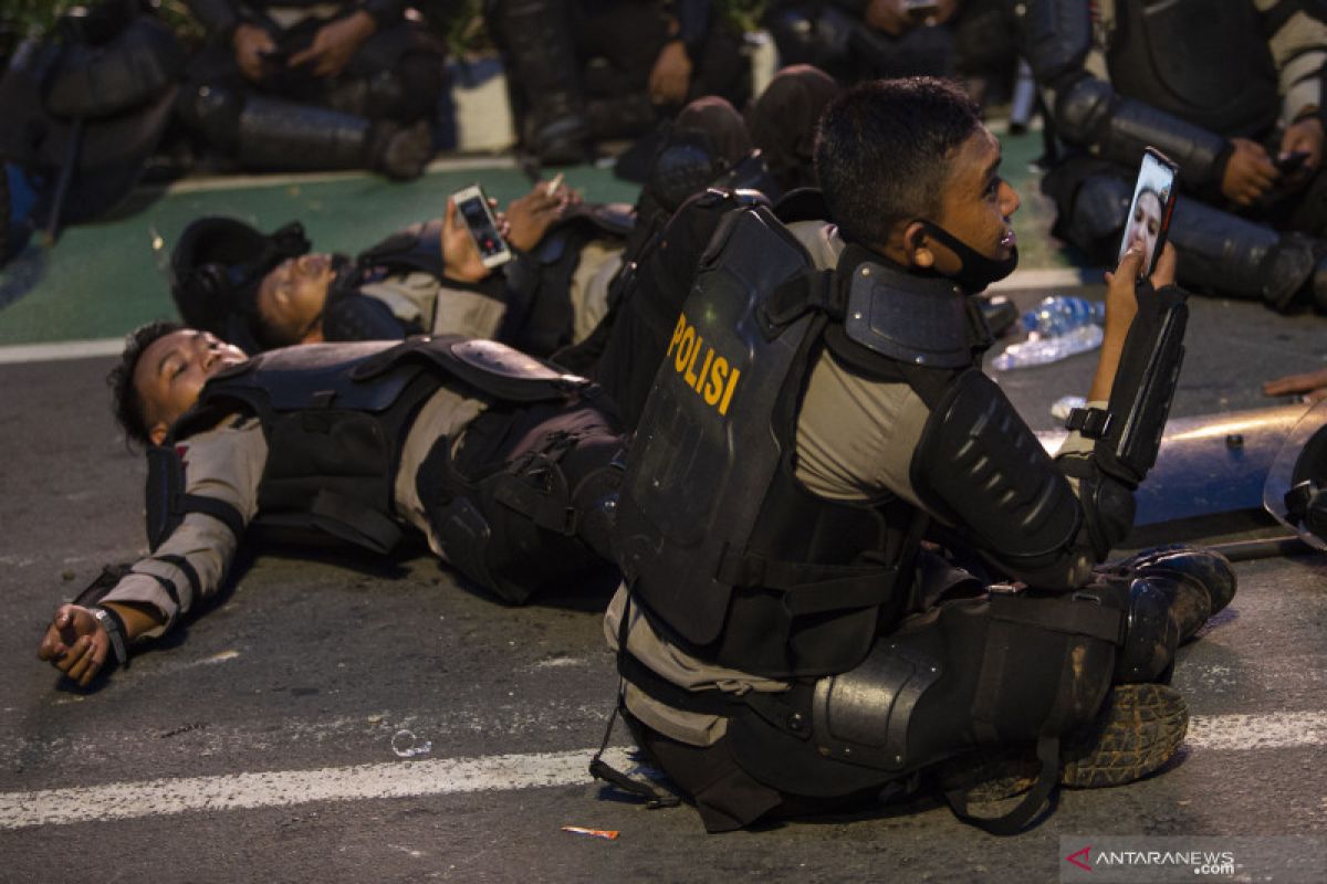 Sebanyak 23 polisi terluka bentrok dengan perusuh susupi aksi tolak UU Cipta Kerja