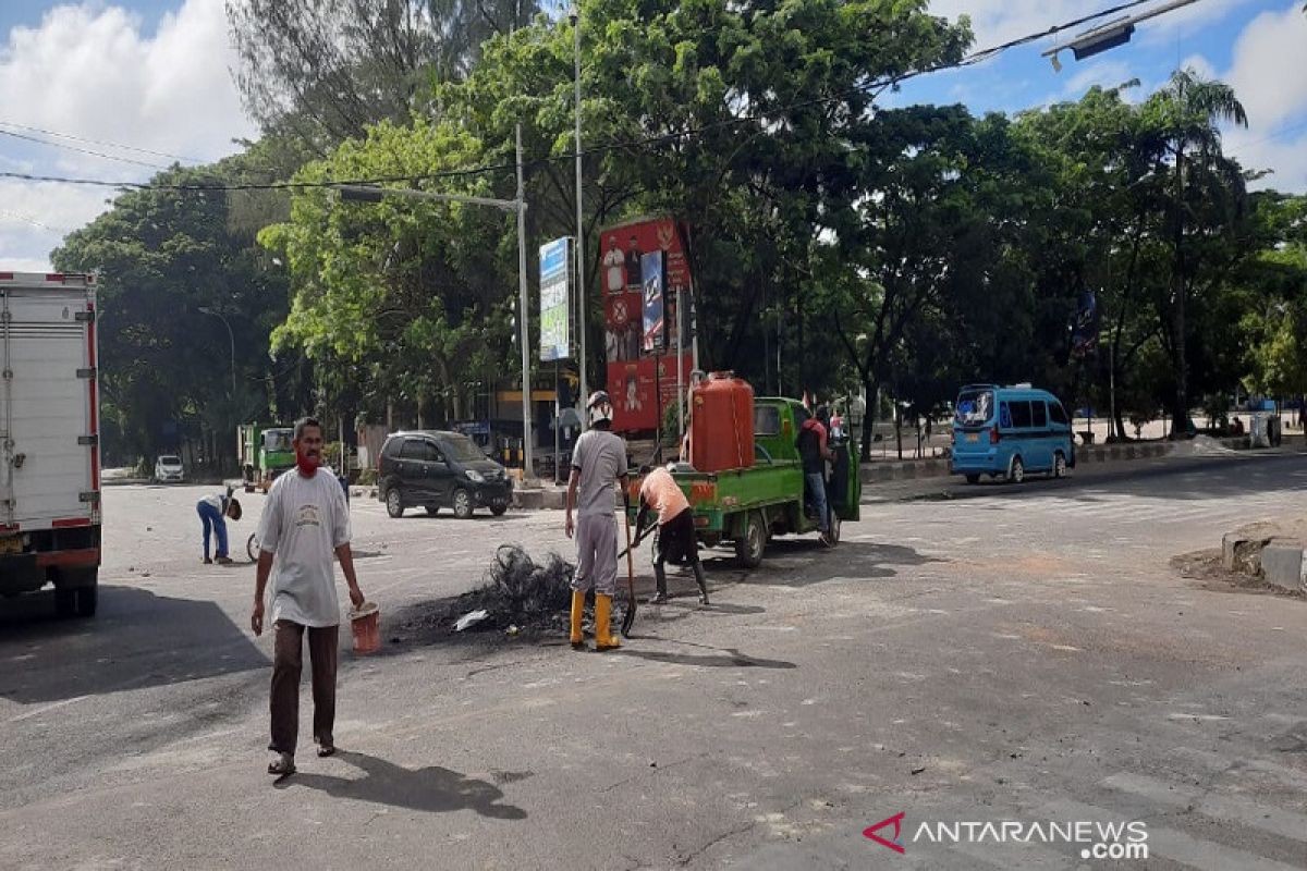 Aparat gabungan di Kendari membersihkan sampah sisa demonstrasi