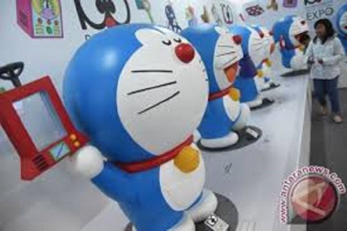 Rayakan setengah abad, kereta yang dihiasi gambar Doraemon debut di Tokyo