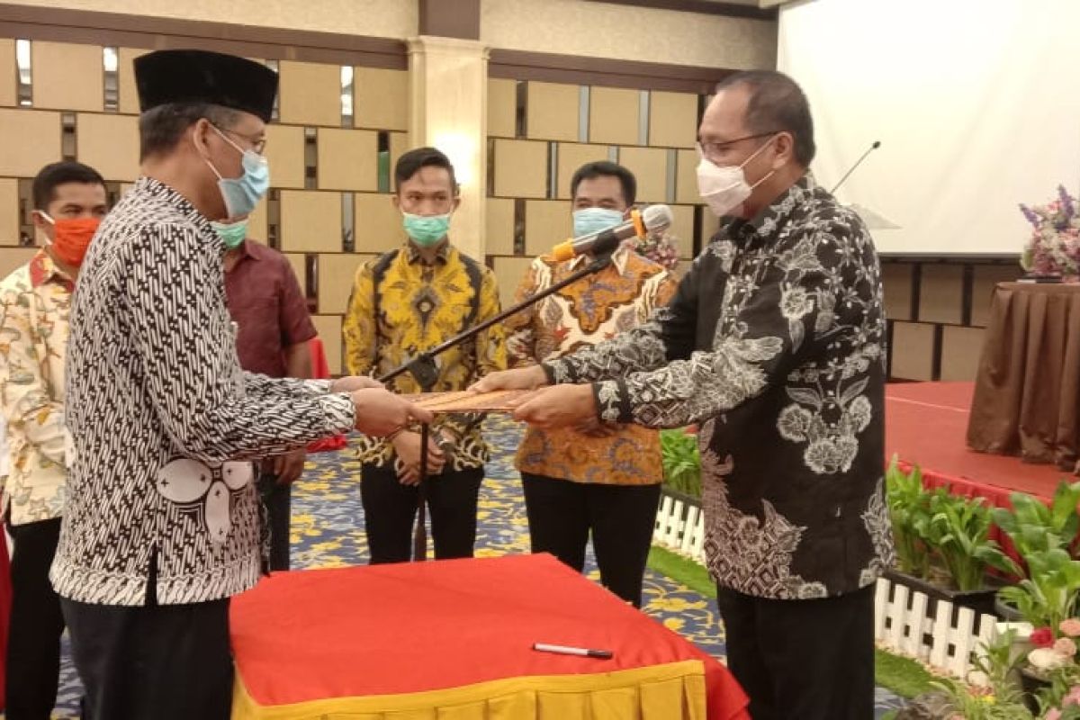 Pjs Bupati Konawe Utara serahkan ranperda perubahan APBD 2020