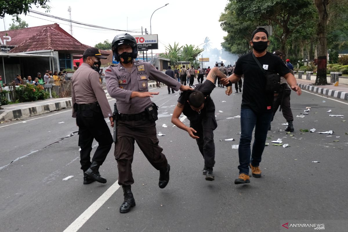 Polisi amankan pengunjuk rasa bawa samurai saat demonstrasi