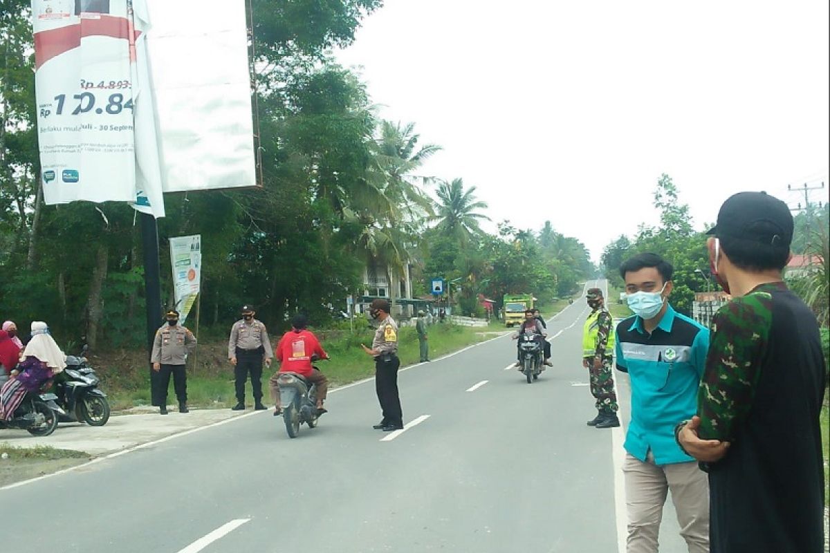 Razia masker di pintu masuk pasar jumat