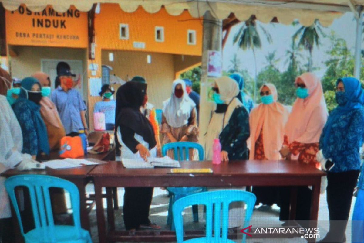 TP PKK dan DWP Luwu Timur bagikan masker di Pasar Kalaena