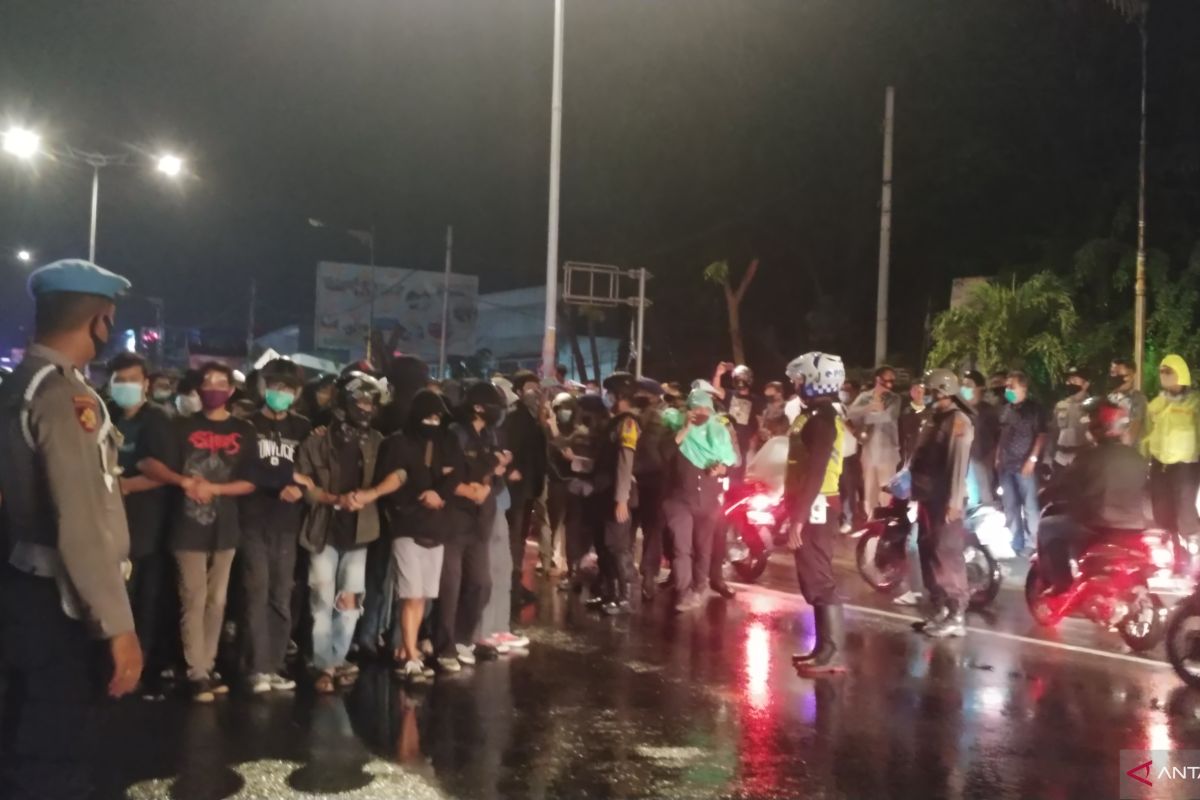 Polisi tahan ratusan perusuh saat aksi tolak UU Cipta Kerja di Padang