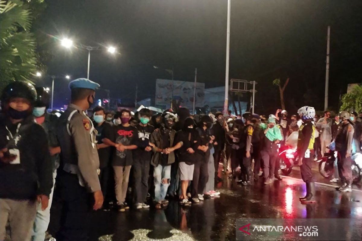 Polisi tahan ratusan perusuh saat aksi di Padang