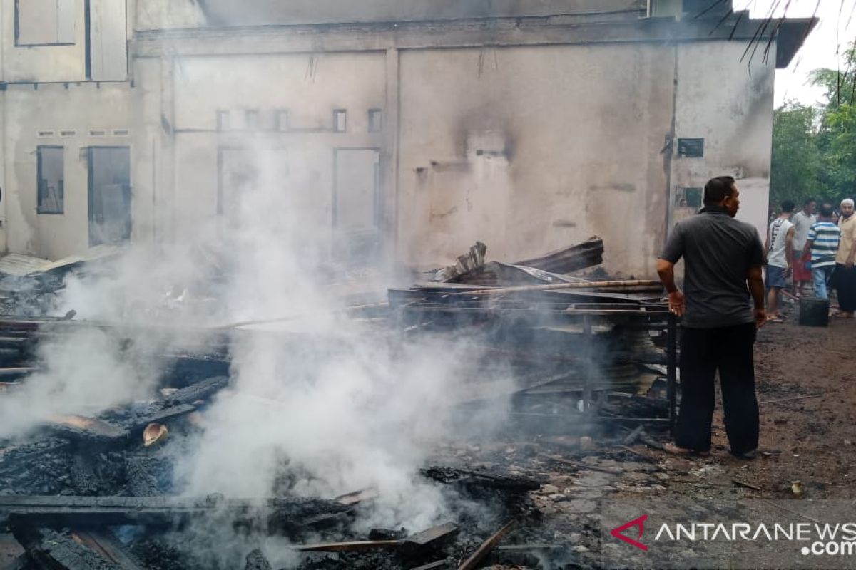 Fire exhuming two-storied house in Banda Aceh claims two lives