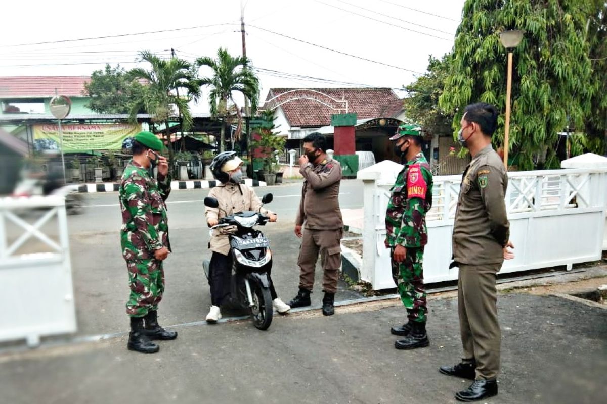 TNI - Satpol PP  awasi penerapan protokol kesehatan di Pendopo Bersinar