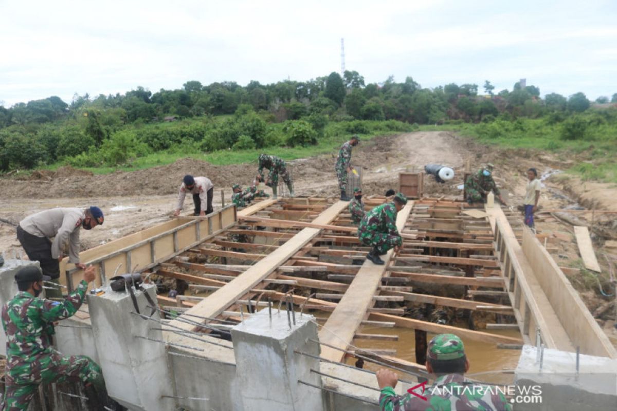 Satgas TMMD Kodim 0907/Tarakan mulai pasang kerangka cor jembatan