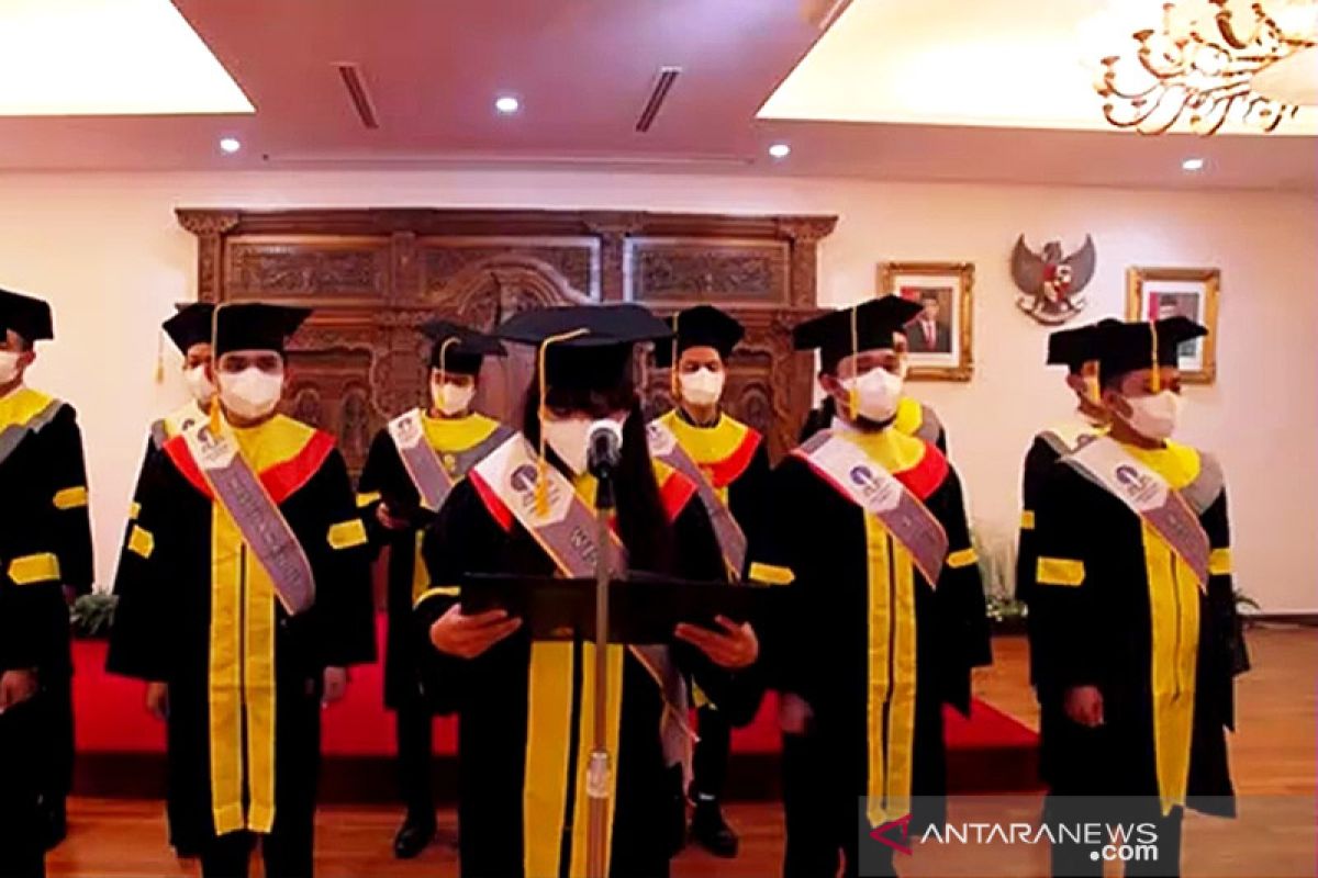 Universitas Terbuka wisuda 19 pekerja migran di Korea Selatan