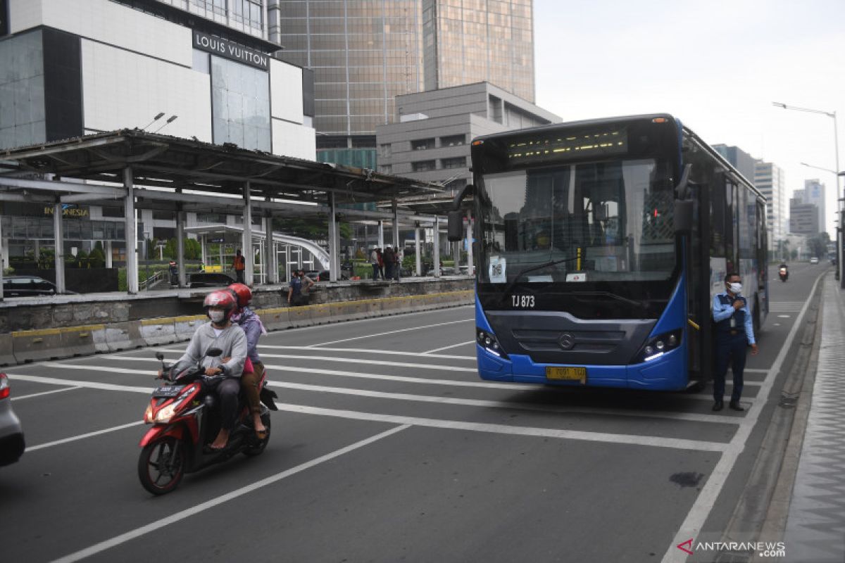 Anies harapkan halte sementara TransJakarta bisa digunakan Senin