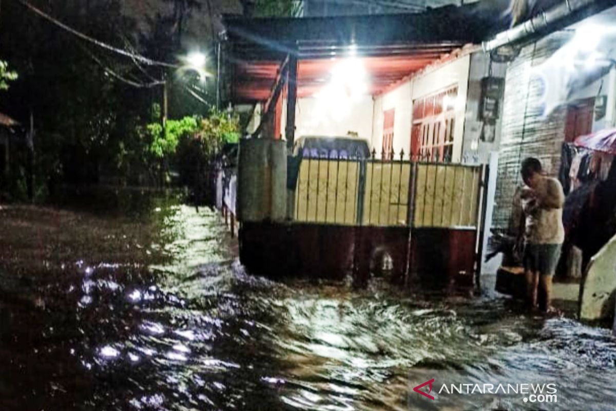 Tembok pembatas sungai roboh, rumah warga di Ciracas terendam banjir