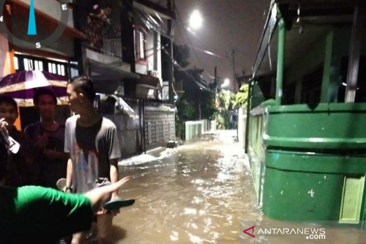 Banjir merendam permukiman penduduk di Pasar Rebo