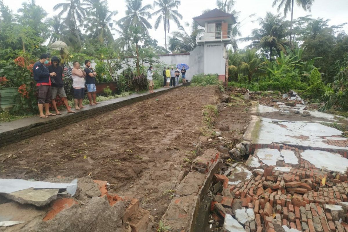 Dilanda hujan deras, tembok rumah tahanan di Bangli ambruk